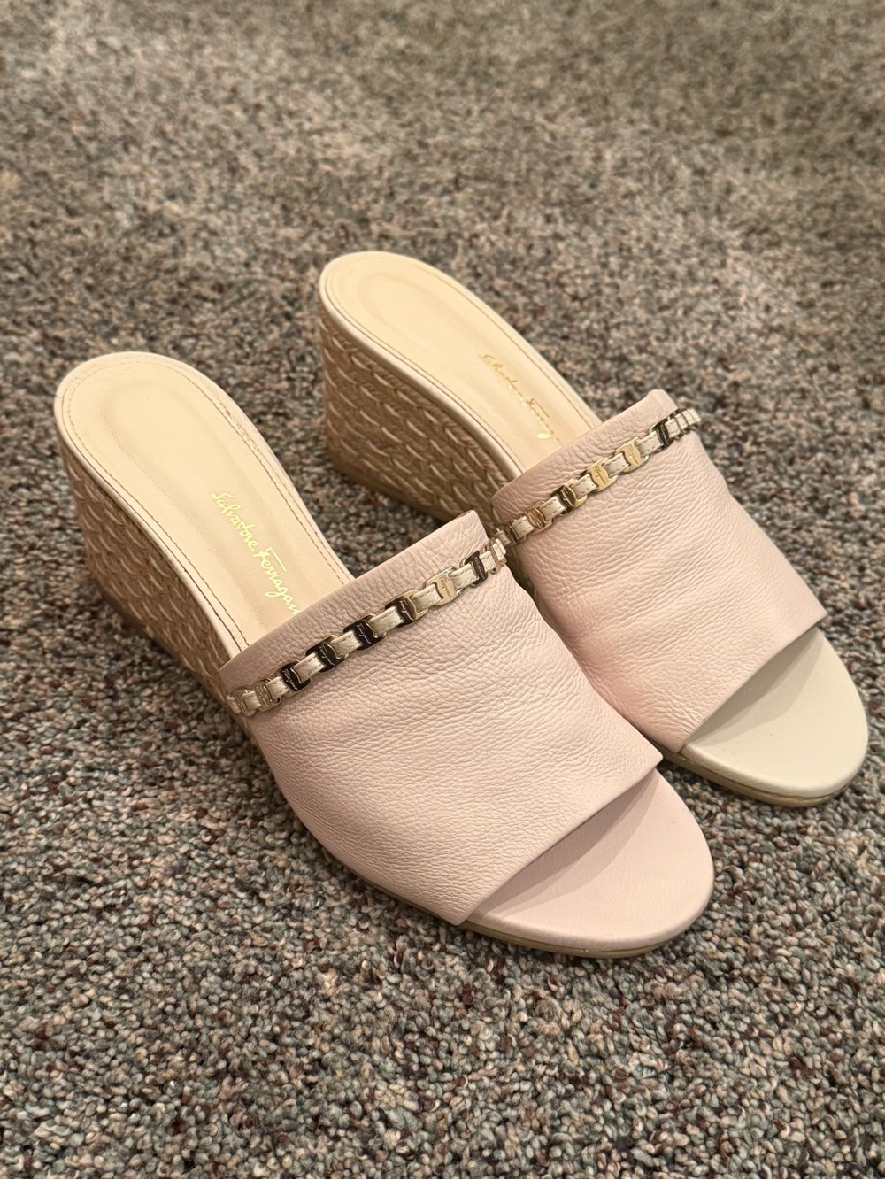 $695 Salvatore Ferragamo Thassos Chain Embellished Leather Mules Wedges Sz 7.5